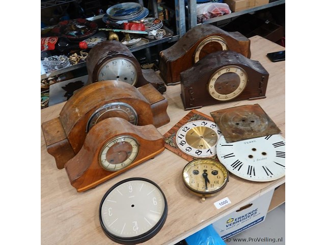 Partij klokkasten en klokonderdelen in doos - afbeelding 2 van  5