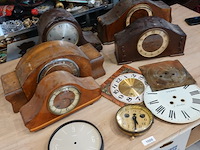 Partij klokkasten en klokonderdelen in doos - afbeelding 2 van  5
