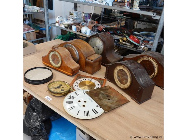 Partij klokkasten en klokonderdelen in doos - afbeelding 3 van  5