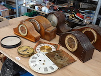 Partij klokkasten en klokonderdelen in doos - afbeelding 3 van  5