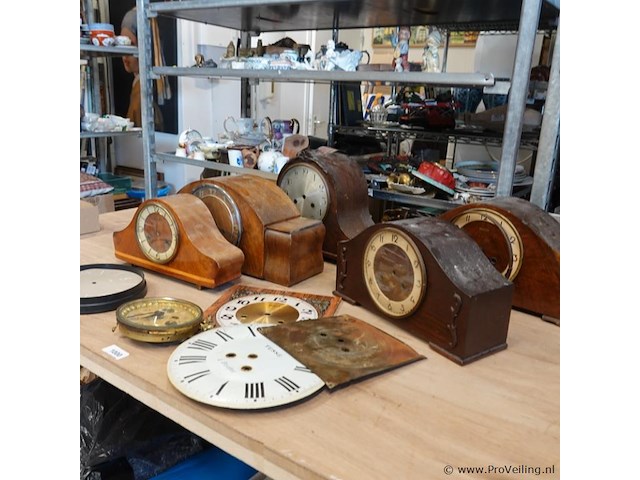 Partij klokkasten en klokonderdelen in doos - afbeelding 4 van  5