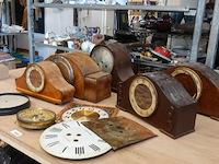 Partij klokkasten en klokonderdelen in doos - afbeelding 4 van  5