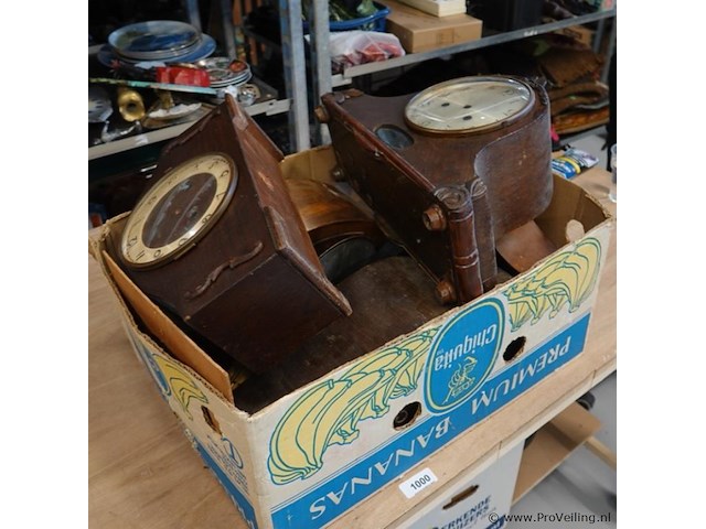 Partij klokkasten en klokonderdelen in doos - afbeelding 5 van  5