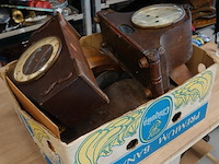 Partij klokkasten en klokonderdelen in doos - afbeelding 5 van  5