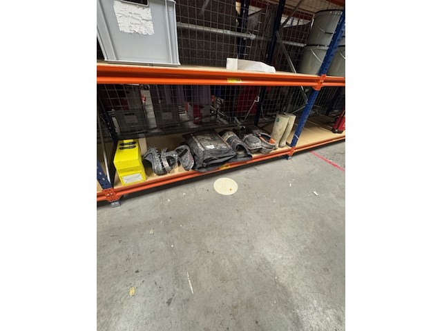 Partij kniebeschermers en spijkerschoenen o.a. fento - afbeelding 1 van  6