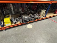 Partij kniebeschermers en spijkerschoenen o.a. fento - afbeelding 1 van  6