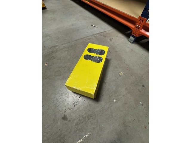 Partij kniebeschermers en spijkerschoenen o.a. fento - afbeelding 2 van  6