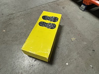 Partij kniebeschermers en spijkerschoenen o.a. fento - afbeelding 2 van  6