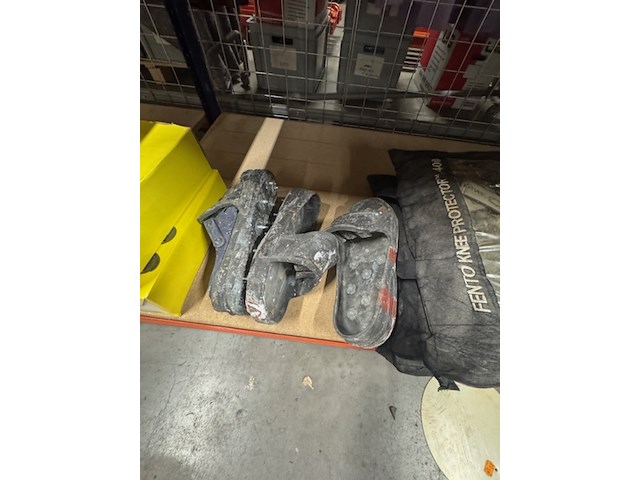 Partij kniebeschermers en spijkerschoenen o.a. fento - afbeelding 3 van  6