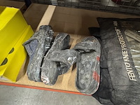 Partij kniebeschermers en spijkerschoenen o.a. fento - afbeelding 3 van  6