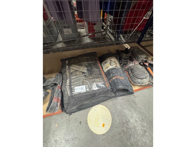 Partij kniebeschermers en spijkerschoenen o.a. fento - afbeelding 4 van  6