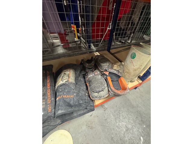 Partij kniebeschermers en spijkerschoenen o.a. fento - afbeelding 5 van  6