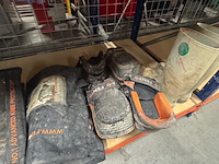 Partij kniebeschermers en spijkerschoenen o.a. fento - afbeelding 5 van  6