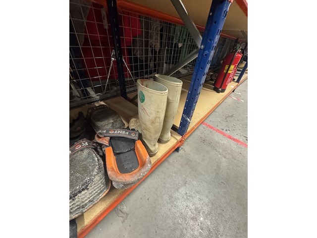 Partij kniebeschermers en spijkerschoenen o.a. fento - afbeelding 6 van  6