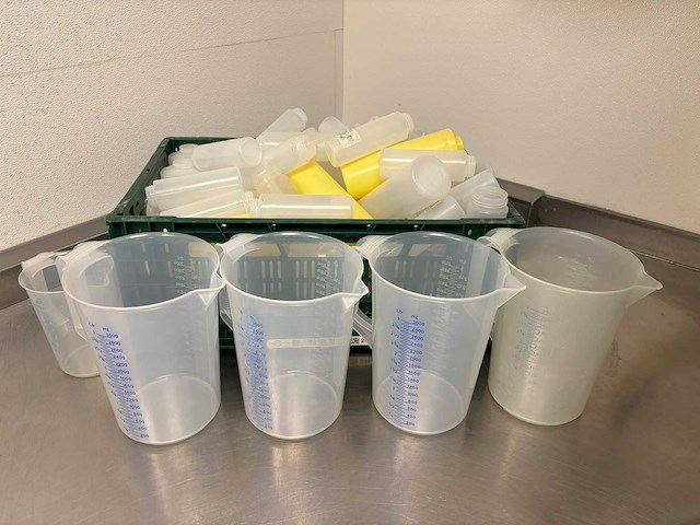 Partij knijpflacons en maatbekers - afbeelding 1 van  3