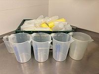 Partij knijpflacons en maatbekers - afbeelding 1 van  3