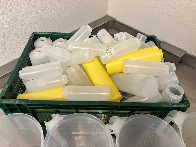 Partij knijpflacons en maatbekers - afbeelding 3 van  3