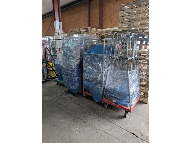 Partij koeltassen gevuld met lege glazen flessen - afbeelding 1 van  8