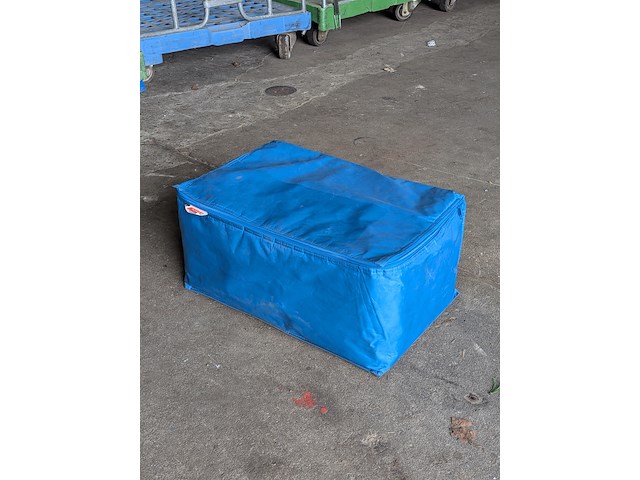 Partij koeltassen gevuld met lege glazen flessen - afbeelding 2 van  8