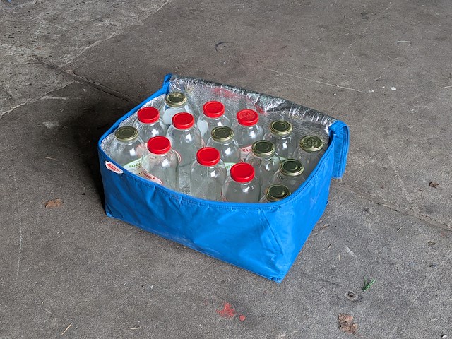Partij koeltassen gevuld met lege glazen flessen - afbeelding 3 van  8