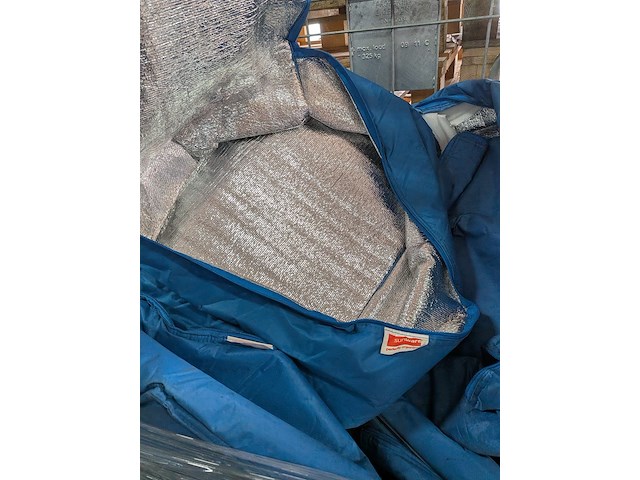 Partij koeltassen gevuld met lege glazen flessen - afbeelding 7 van  8