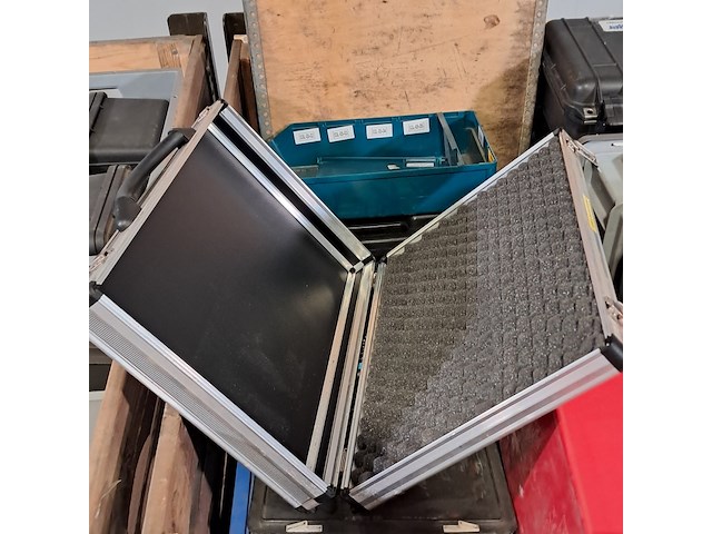 Partij koffers en kisten - afbeelding 6 van  9