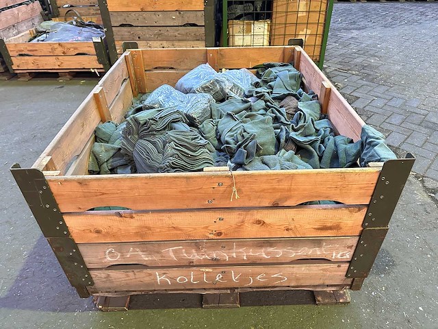 Partij kolsjalen en bivakmutsen - afbeelding 3 van  6