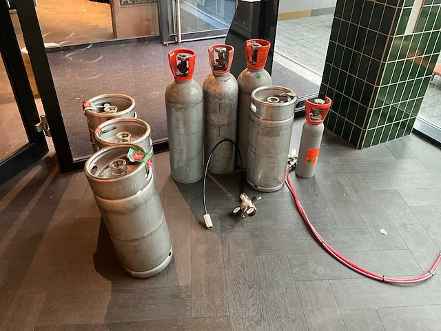 Partij koolzuurflessen en fusten - afbeelding 1 van  3