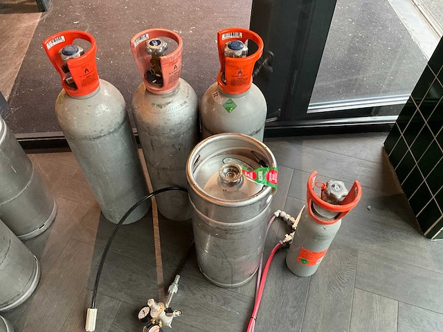 Partij koolzuurflessen en fusten - afbeelding 2 van  3