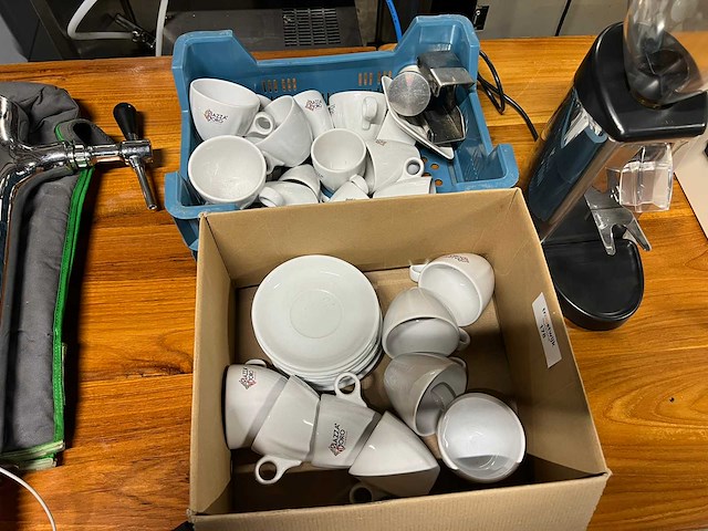 Partij kop en schotels - servies, glaswerk en bestek - afbeelding 1 van  1