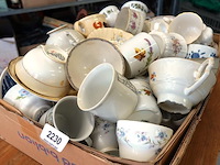 Partij kop en schotels w.o. royal albert in doos - afbeelding 1 van  5