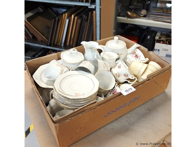 Partij kop en schotels (w.o. royal salbert) in doos - afbeelding 1 van  5