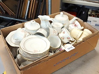 Partij kop en schotels (w.o. royal salbert) in doos