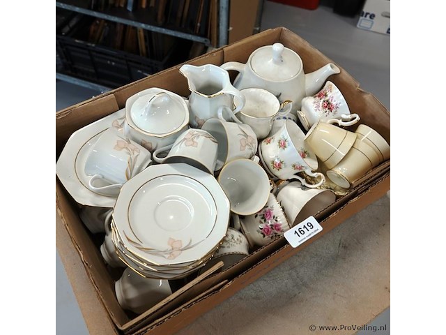 Partij kop en schotels (w.o. royal salbert) in doos - afbeelding 2 van  5