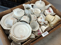 Partij kop en schotels (w.o. royal salbert) in doos - afbeelding 2 van  5