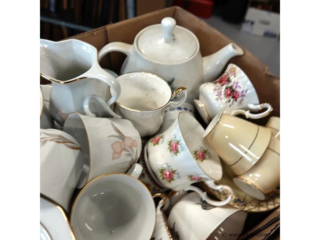 Partij kop en schotels (w.o. royal salbert) in doos - afbeelding 3 van  5