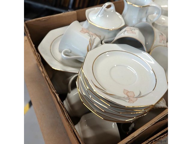 Partij kop en schotels (w.o. royal salbert) in doos - afbeelding 4 van  5