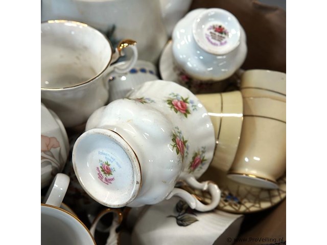 Partij kop en schotels (w.o. royal salbert) in doos - afbeelding 5 van  5