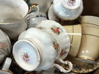 Partij kop en schotels (w.o. royal salbert) in doos - afbeelding 5 van  5