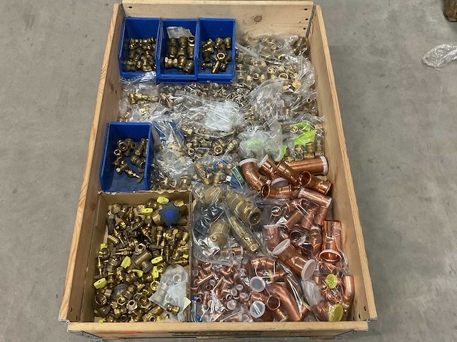 Partij koperen en messing fittingen - afbeelding 1 van  3