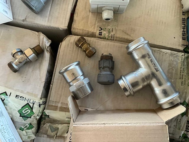 Partij koppeling en kranen - afbeelding 12 van  15