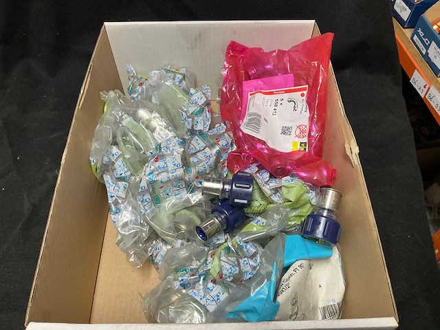 Partij koppelingen en fittingen - afbeelding 1 van  1