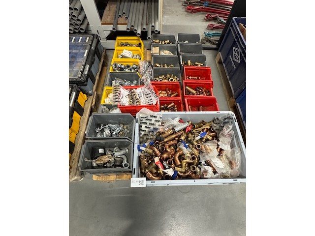 Partij koppelingen en ijzerwaren - afbeelding 1 van  5