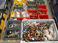 Partij koppelingen en ijzerwaren - afbeelding 1 van  5