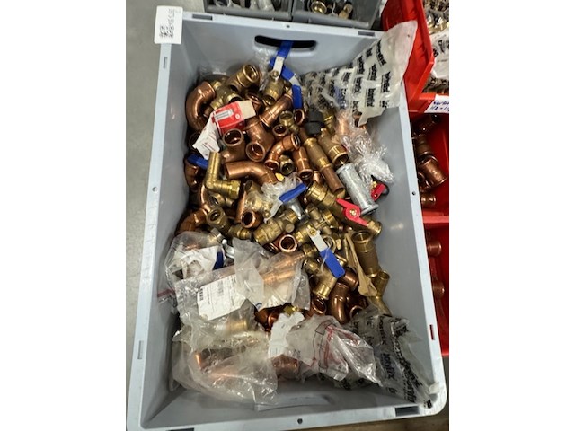 Partij koppelingen en ijzerwaren - afbeelding 2 van  5