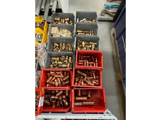 Partij koppelingen en ijzerwaren - afbeelding 3 van  5