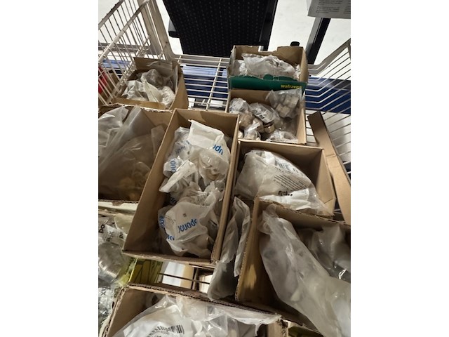 Partij koppelingen en ijzerwaren - afbeelding 2 van  10