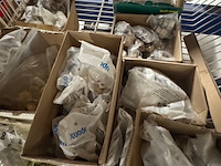 Partij koppelingen en ijzerwaren - afbeelding 2 van  10