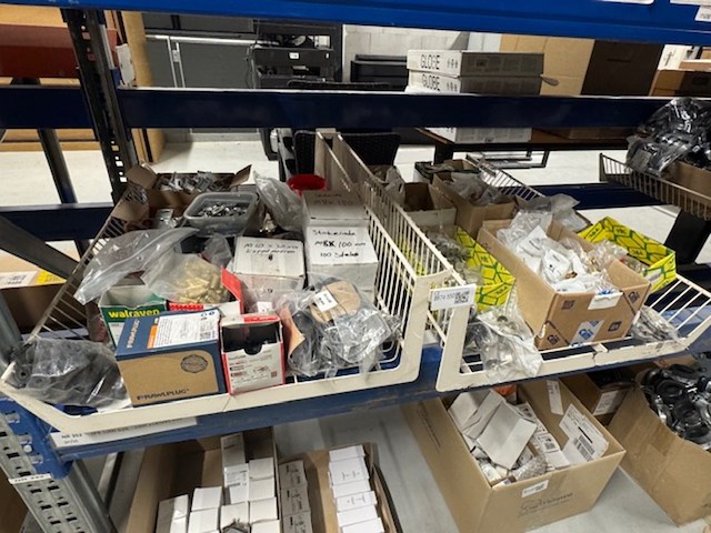 Partij koppelingen en ijzerwaren - afbeelding 1 van  10