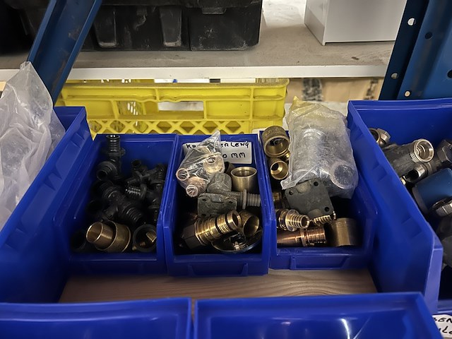 Partij koppelingen in stapelbakken - afbeelding 3 van  5